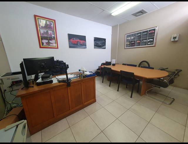 1,750M² WAREHOUSE FOR SALE IN NEW CENTRE